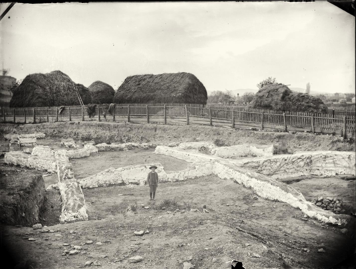 Imagine din timpul săpăturilor lui Adalbert Cserni în oraşul roman Apulum: în prim plan copilul Alexandru Borza (anul 1895)