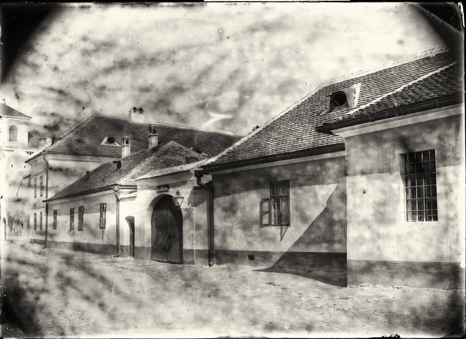 Intrarea ȋn incinta Palatului Apor, perspectivǎ din colțul strǎzii Mitropolit Andrei Șaguna (strada Farmaciei / Aphoteke Gasse) cu strada Gabriel Bethlen.