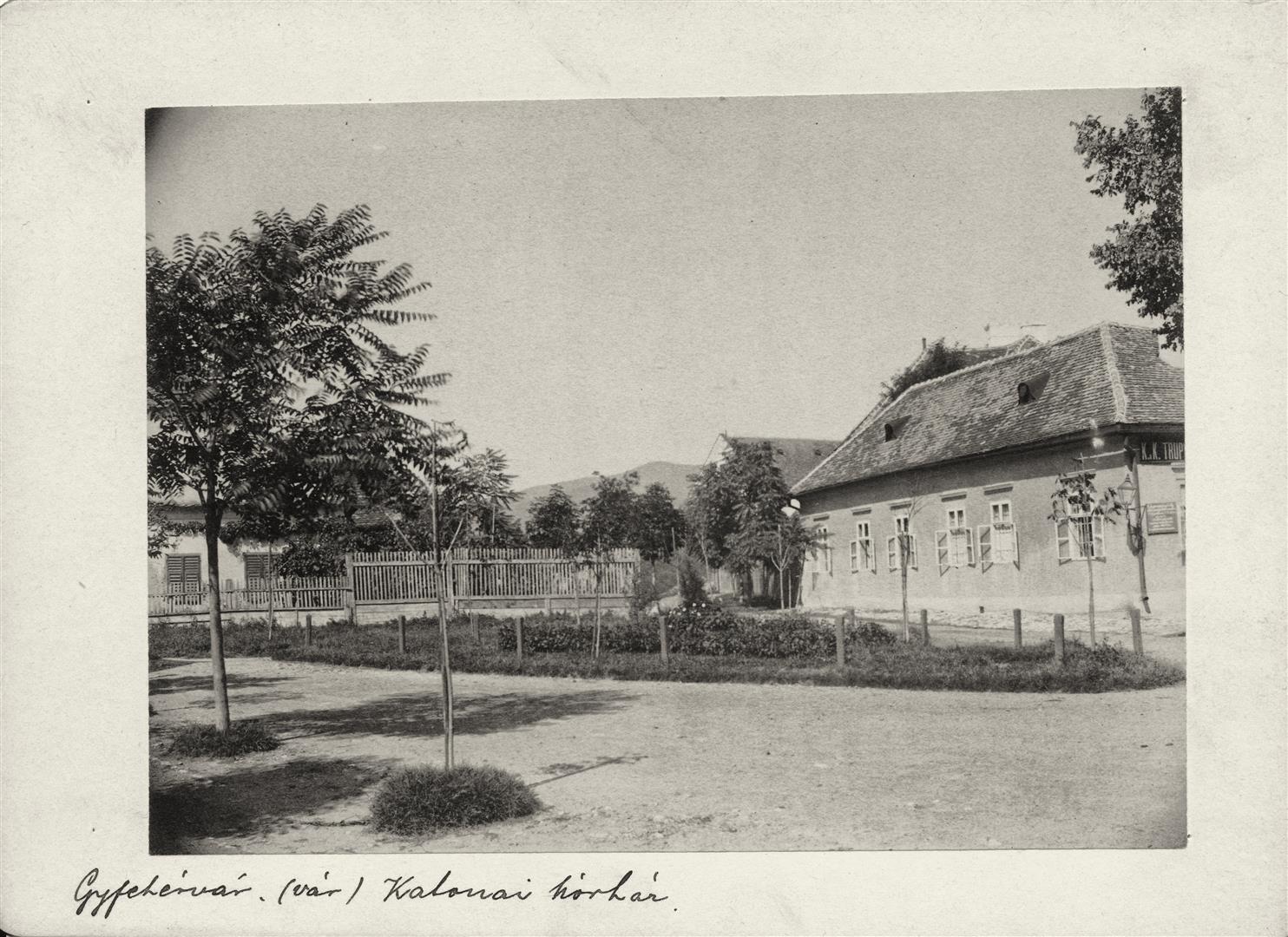 Corpul administrativ al Spitalului Militar, vedere dinspre sud (aproximativ 1900).