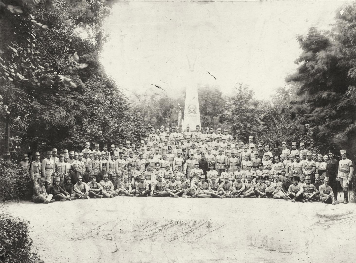 Corpul ofițeresc al Batalionului 1 de Infanterie von Taxis în fața monumentului Custozza, circa 1906.
