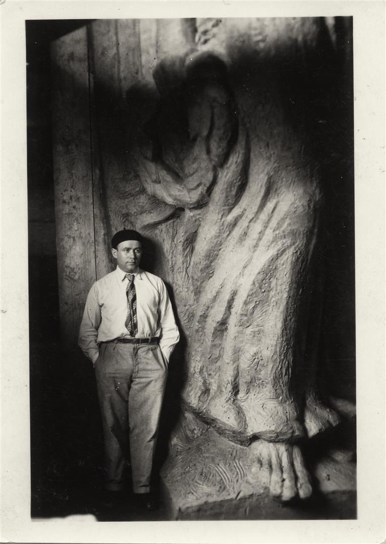 Sculptorul Iosif Fekete pe șantierul obeliscului „Horea Cloșca și Crișan”, în 1937.