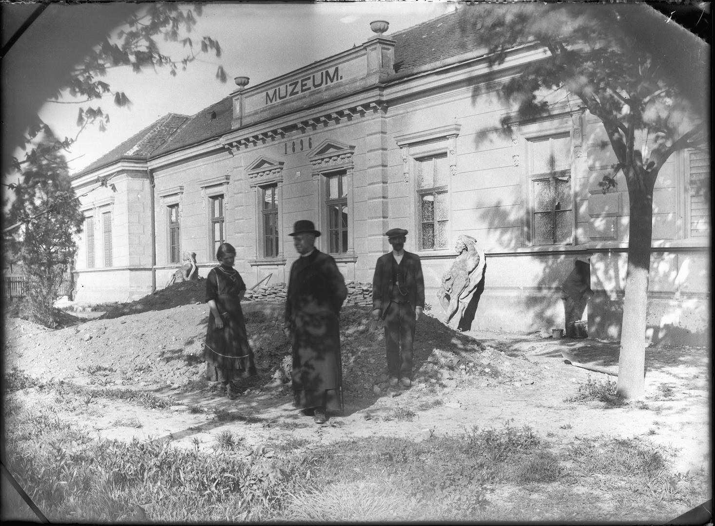 Faţada muzeului vechi, cu anul 1896.