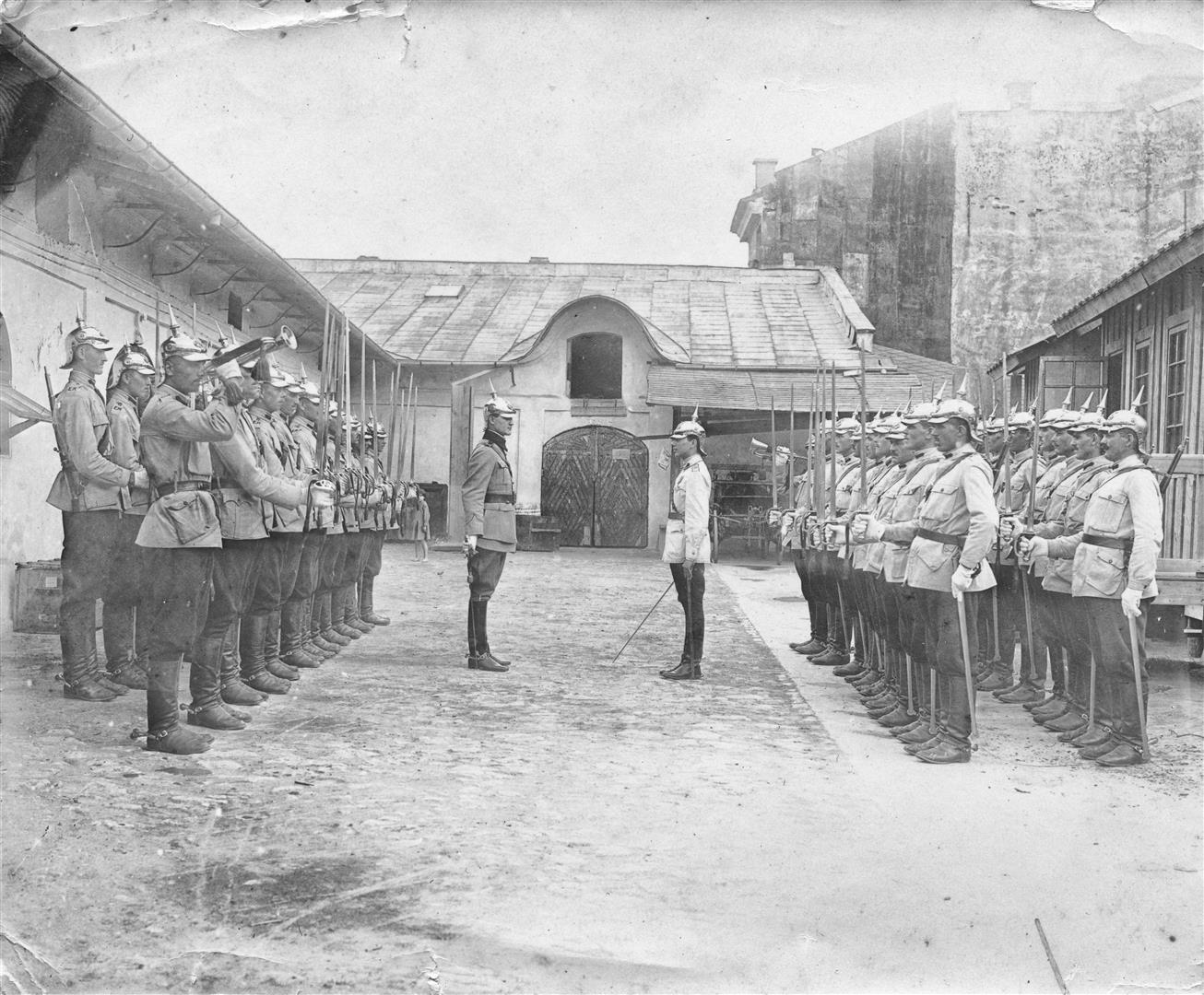 Ceremonialul schimbului de gardă, în interiorul garnizoanei; exerciții, sf. sec. al XIX-lea. 