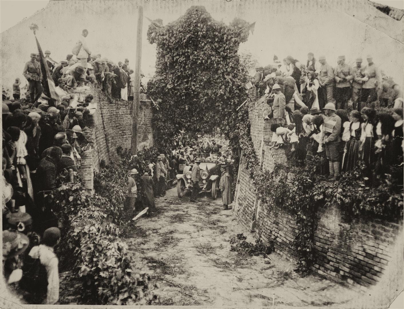 Regele Ferdinand şi regina Maria intrând în Cetatea Alba Iulia prin Poarta a VI-a (30 mai 1919).