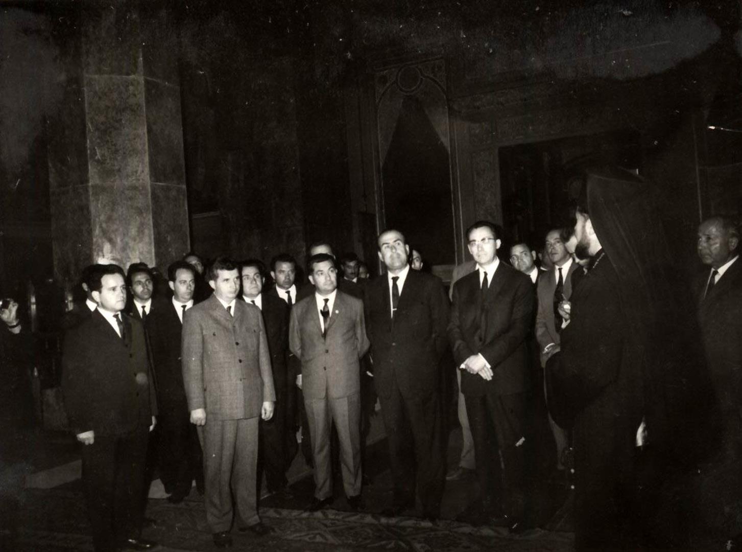Nicolae Ceauşescu în Catedrala Încoronării, stând de vorbă cu arhimandritul Emilian Birdaş   (1966). Fototeca online a comunismului românesc, cota 582/1966.