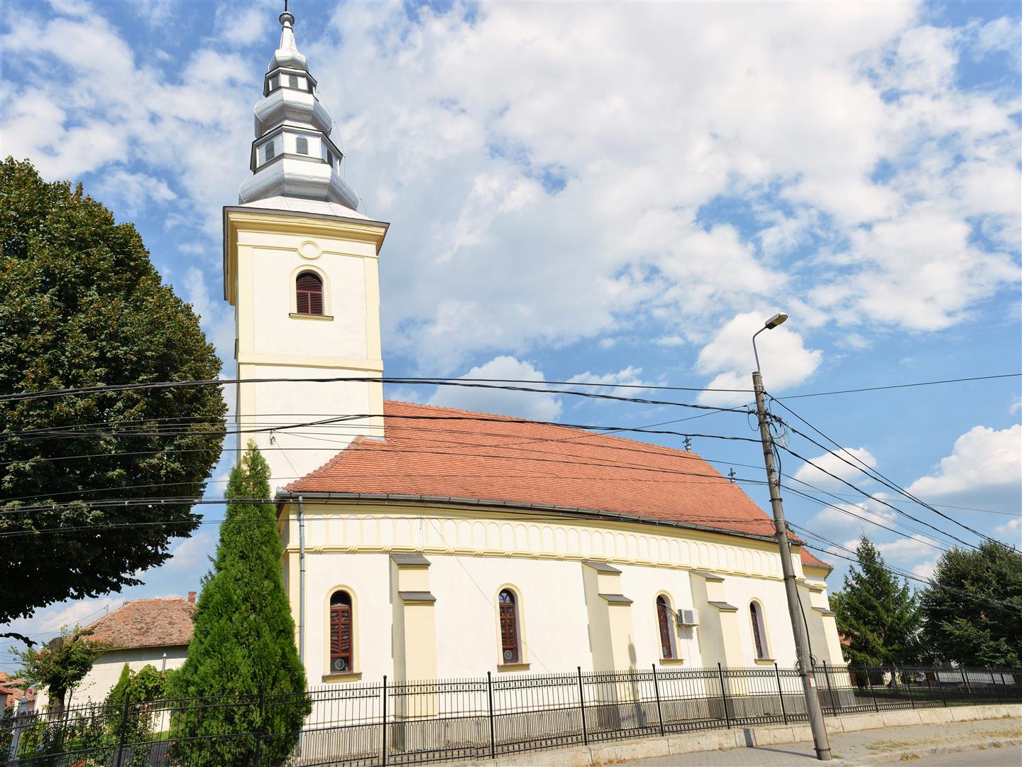 Biserica „Sfânta Treime” din Maieri I – văzută dinspre sud.