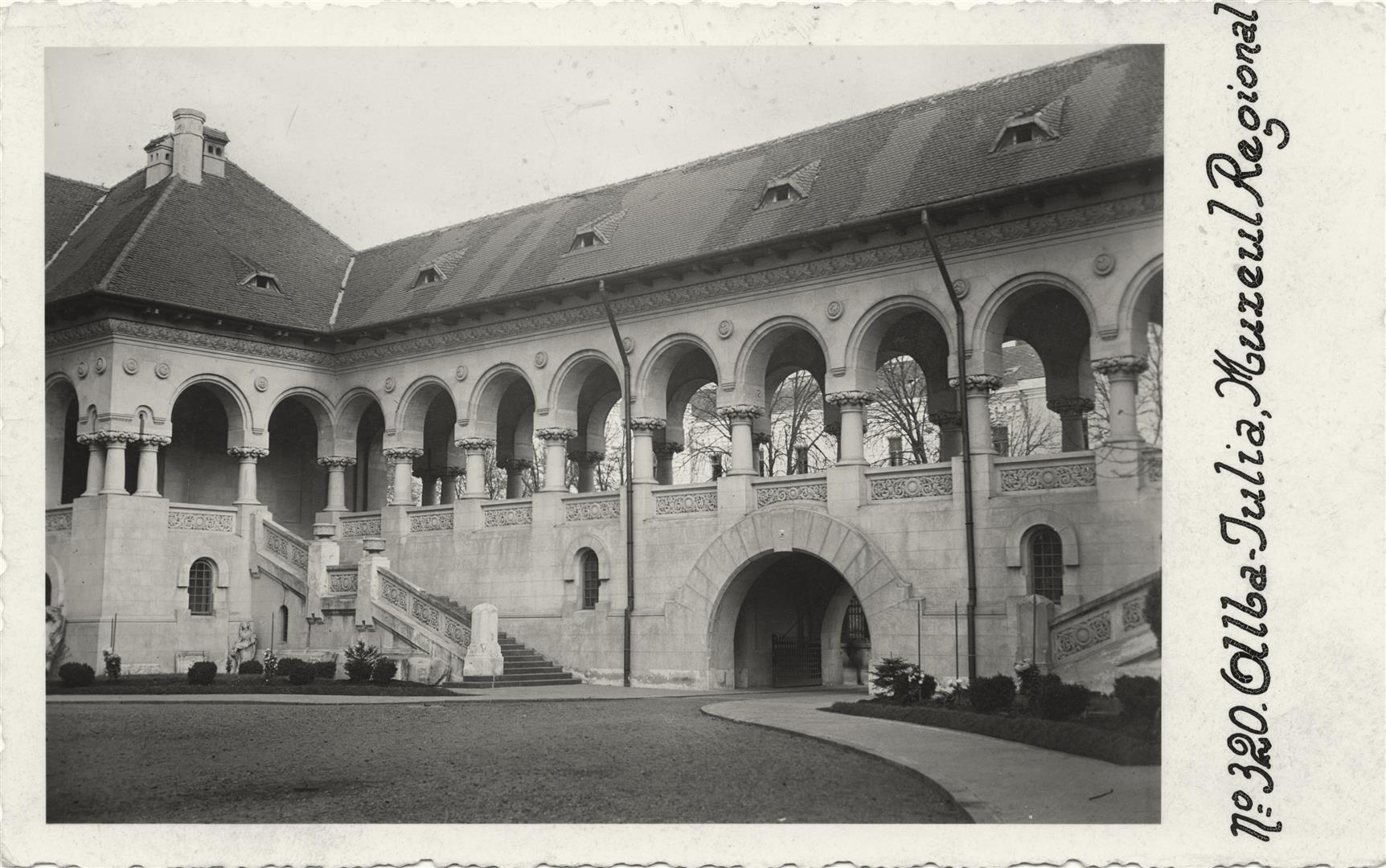Intrarea în aripa nordică a ansamblului Catedralei Încoronării, unde a fost instalat în 1928-1929 Muzeul Unirii.
